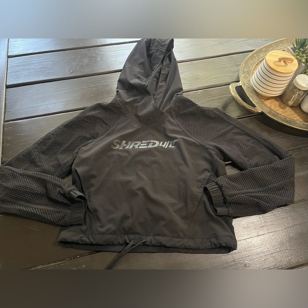 Lululemon cropped pullover w/hood SHRED415 logo Sz 2